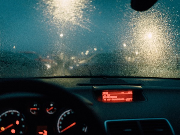 Дождь: остаться дома или все же передвигаться на машине
